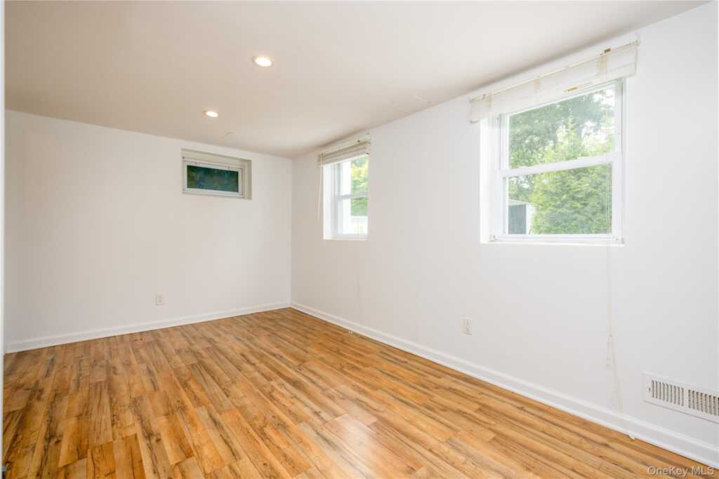 395 Ehrhardt Road, Pearl River, NY 10965 - Photo 17 of 34