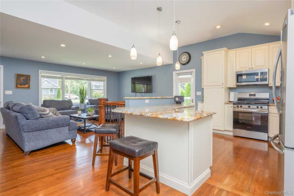 395 Ehrhardt Road, Pearl River, NY 10965 - Photo 4 of 34