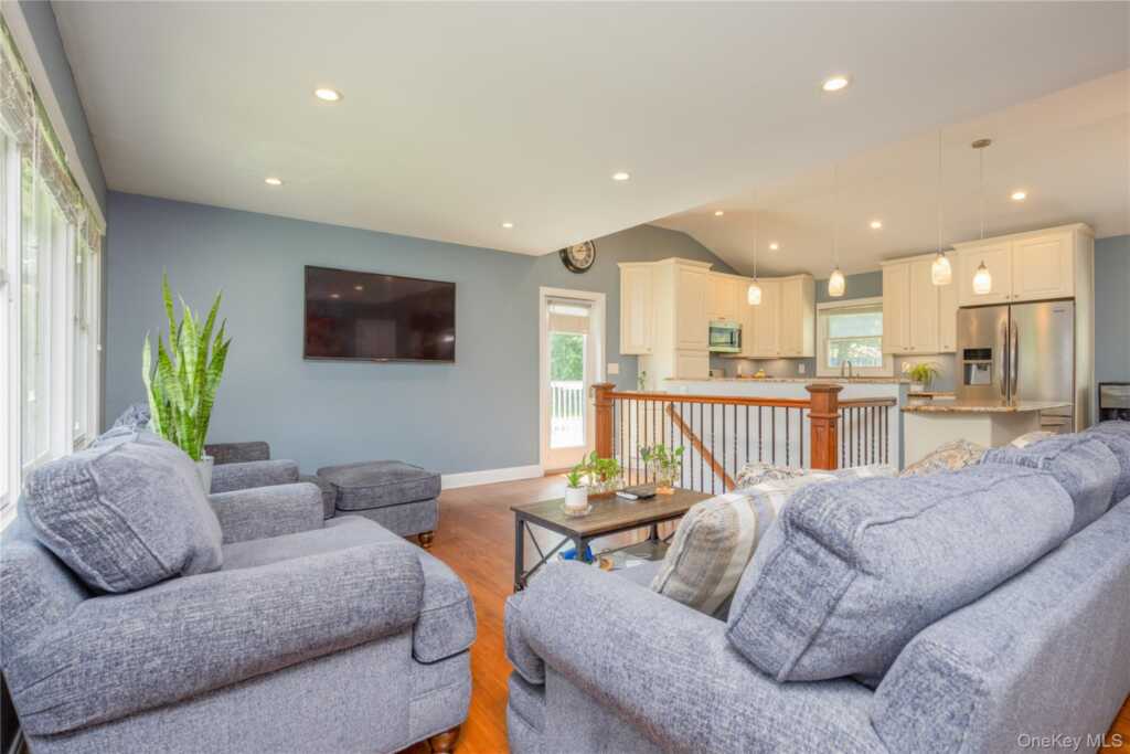 395 Ehrhardt Road, Pearl River, NY 10965 - Photo 7 of 34