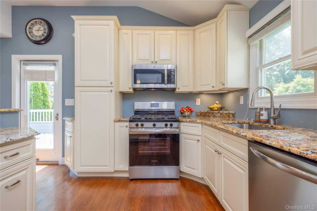 395 Ehrhardt Road, Pearl River, NY 10965 - Photo 8 of 34