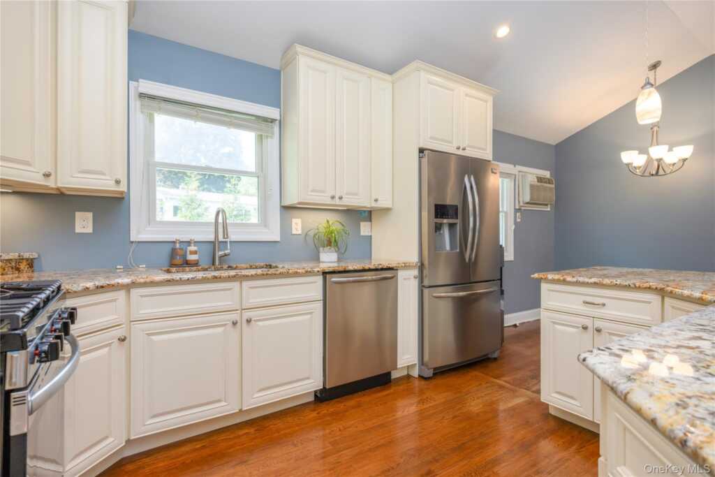 395 Ehrhardt Road, Pearl River, NY 10965 - Photo 9 of 34