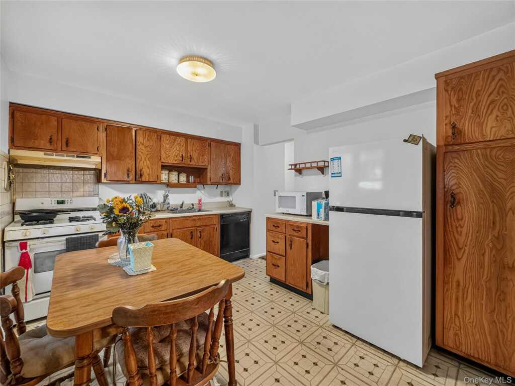 794 Brookridge Drive, Valley Cottage, NY 10989 - Photo 11 of 33