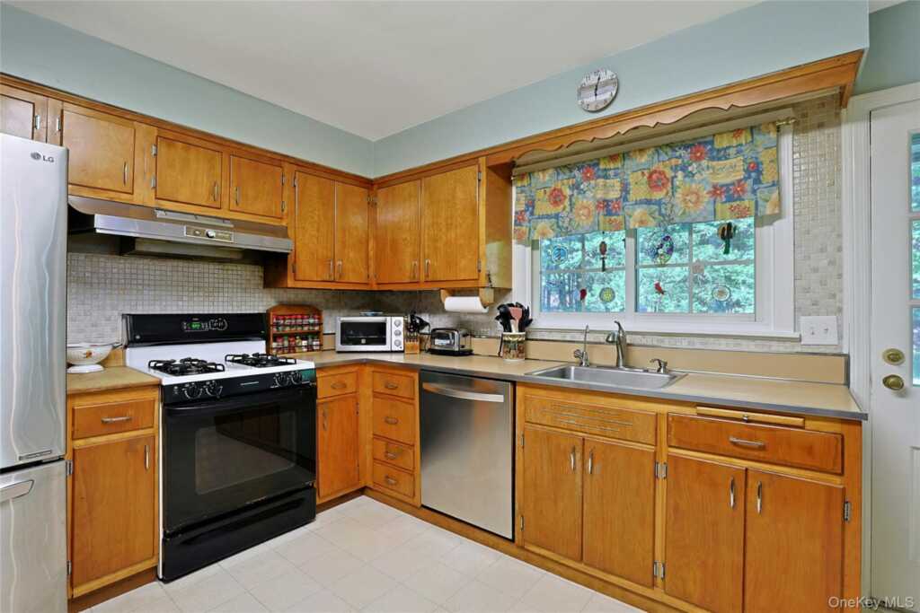 10 Linda Drive, Suffern, NY 10901 - Photo 14 of 41