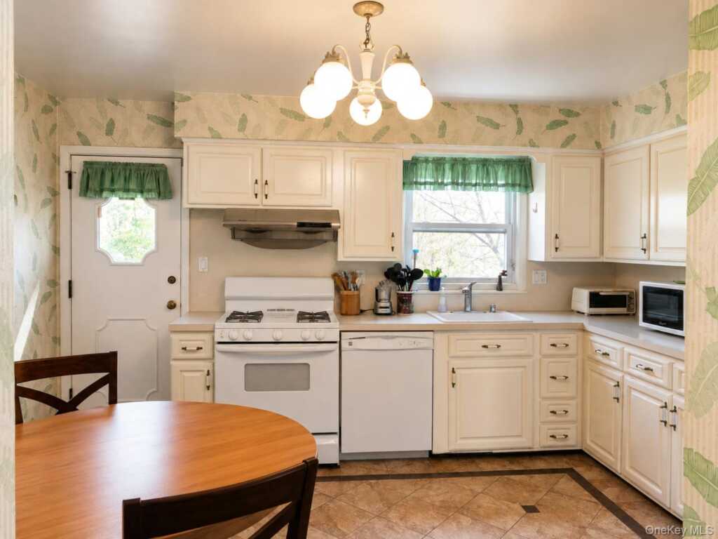 174 Waverly Road, New Rochelle, NY 10583 - Photo 4 of 21