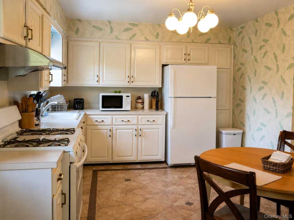 174 Waverly Road, New Rochelle, NY 10583 - Photo 5 of 21