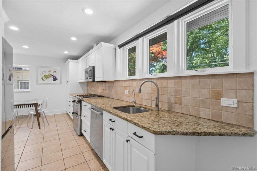 65 Wildwood Road, New Rochelle, NY 10804 - Photo 10 of 22