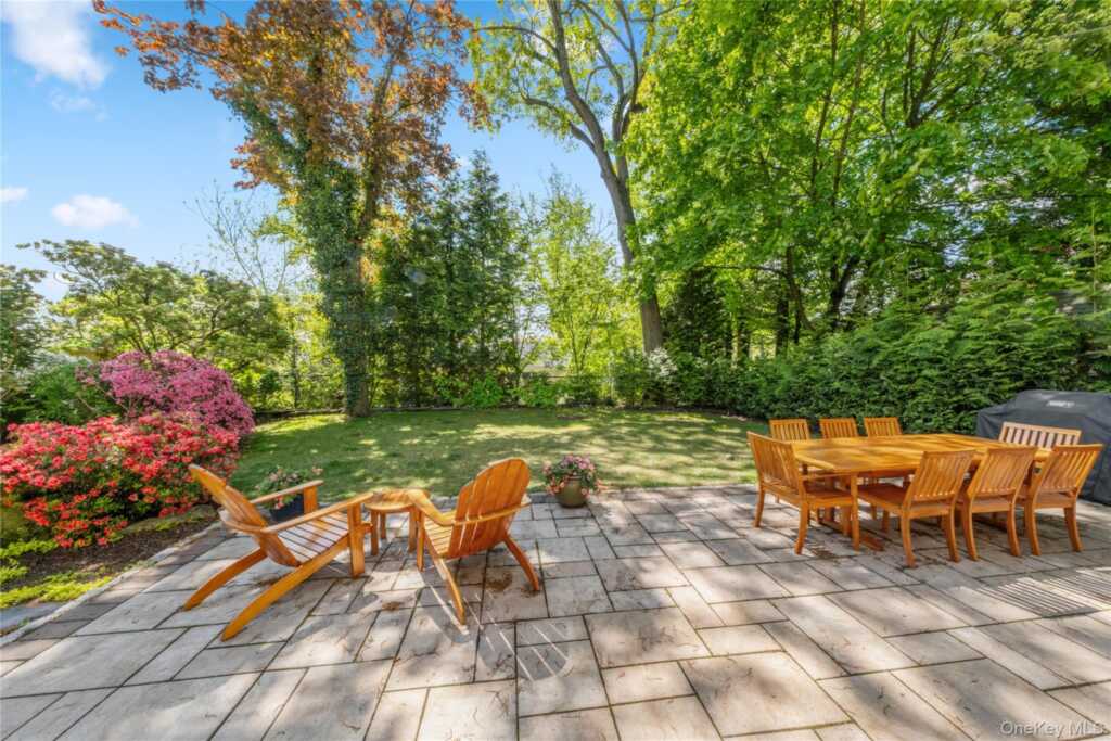 65 Wildwood Road, New Rochelle, NY 10804 - Photo 4 of 22