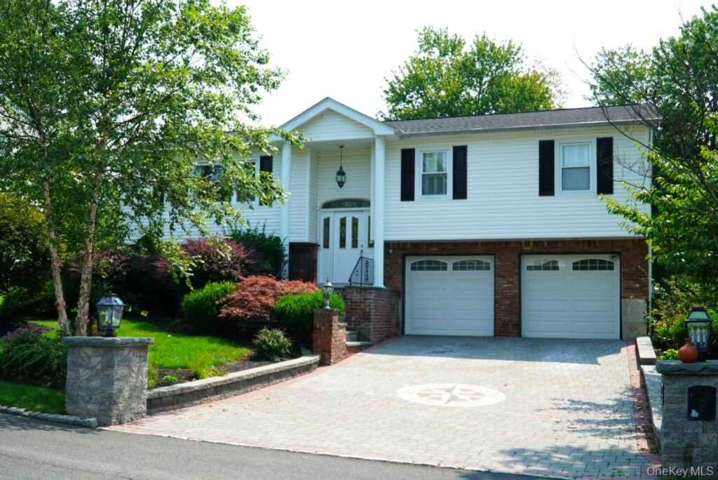 19 Pittsford Way, Nanuet, NY 10954