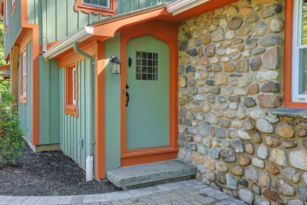 556 Babbling Brook Lane, Valley Cottage, NY 10989 - Photo 4 of 50