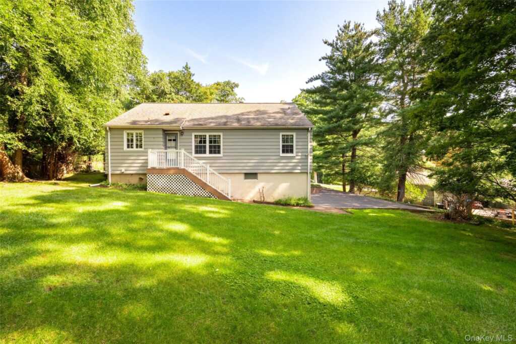31 Briarwood Drive, New City, NY 10956 - Photo 5 of 45