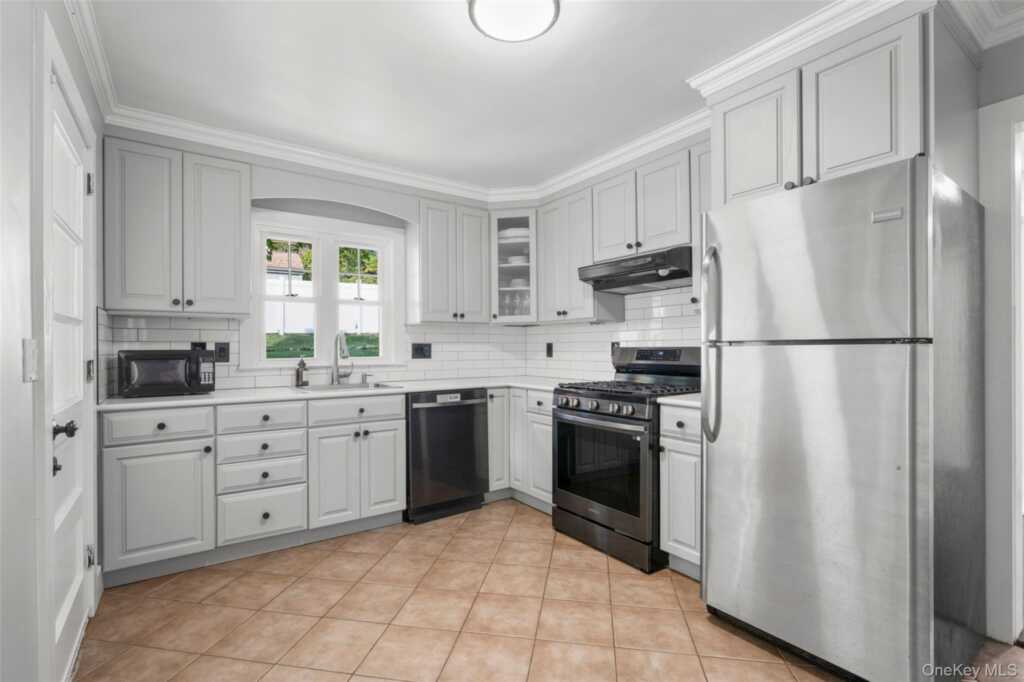 36 Pilgrim Drive, Rye, NY 10573 - Photo 8 of 33