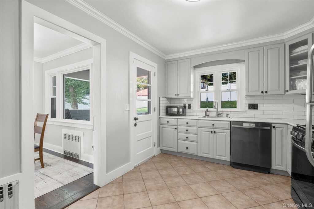 36 Pilgrim Drive, Rye, NY 10573 - Photo 9 of 33