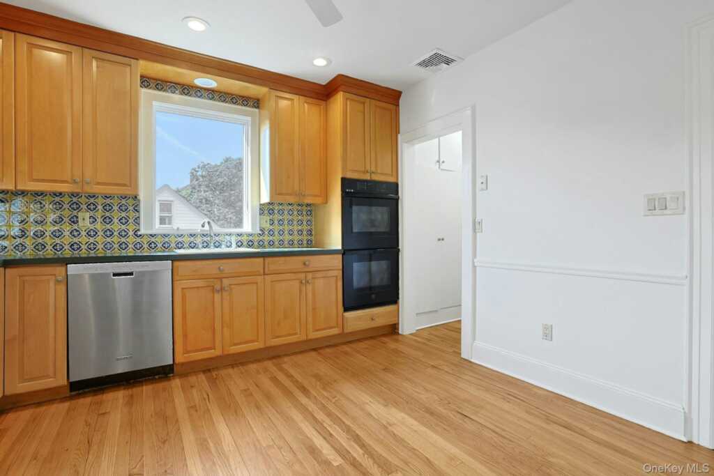 54 Bowman Avenue, Rye, NY 10573 - Photo 13 of 32