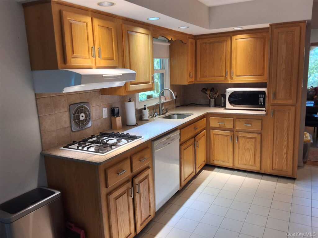 6 Strathmore Drive, New City, NY 10956 - Photo 5 of 31