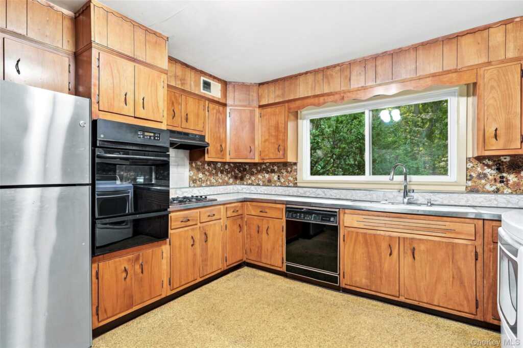 7 Overhill Road, New Rochelle, NY 10804 - Photo 10 of 34