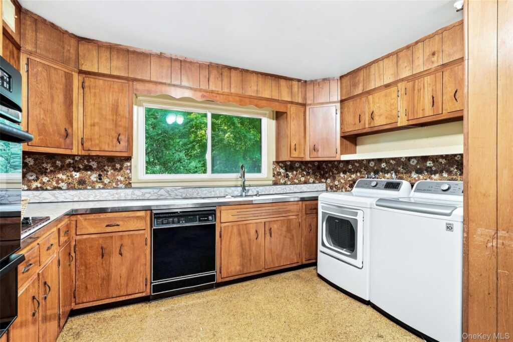7 Overhill Road, New Rochelle, NY 10804 - Photo 11 of 34