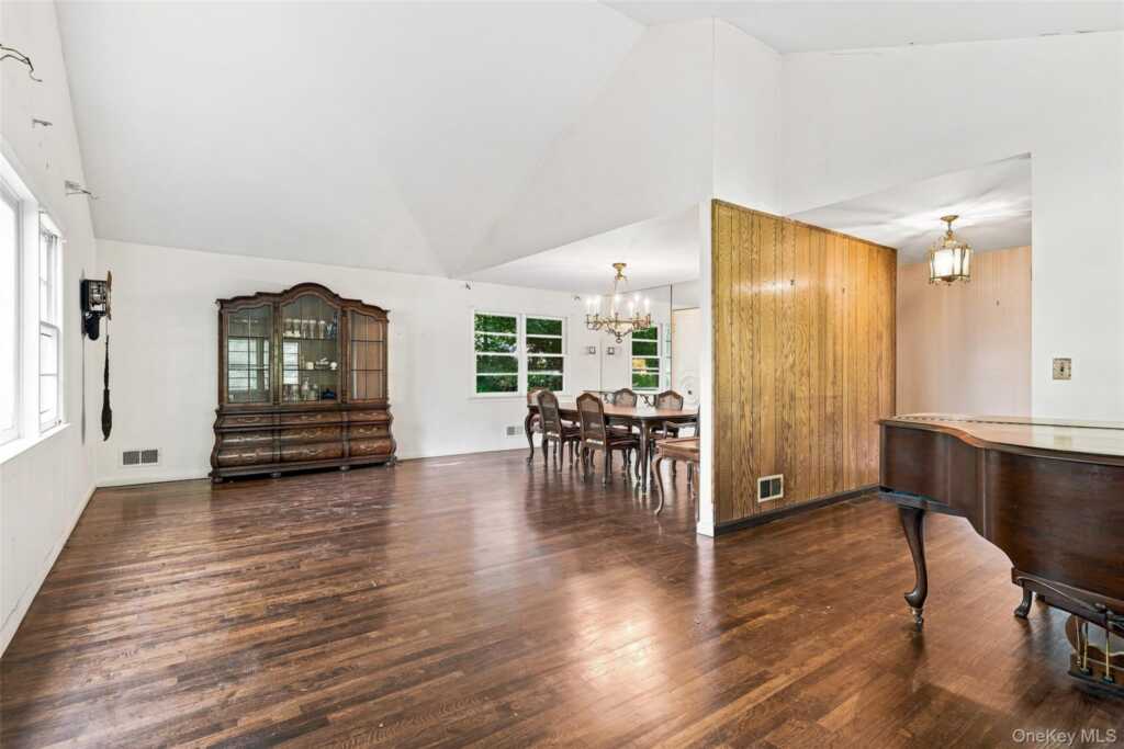 7 Overhill Road, New Rochelle, NY 10804 - Photo 3 of 34