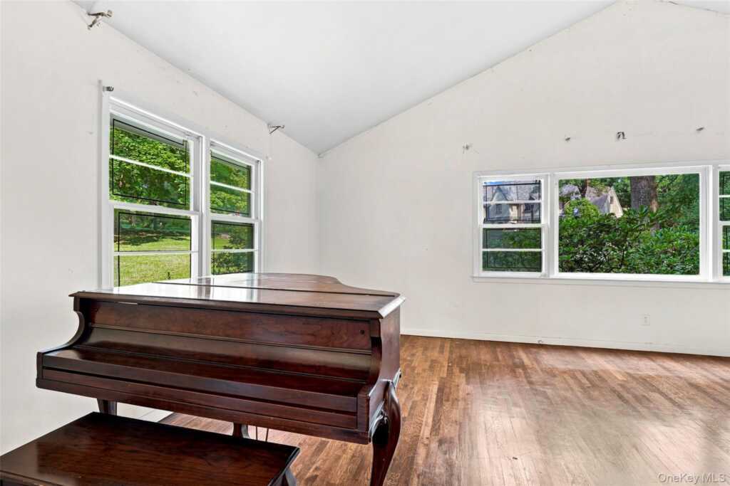7 Overhill Road, New Rochelle, NY 10804 - Photo 4 of 34