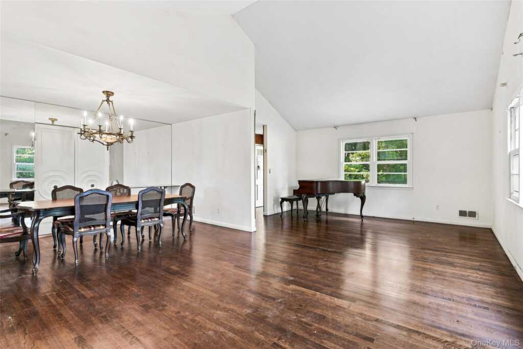 7 Overhill Road, New Rochelle, NY 10804 - Photo 5 of 34