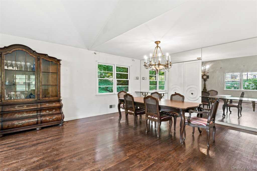 7 Overhill Road, New Rochelle, NY 10804 - Photo 6 of 34