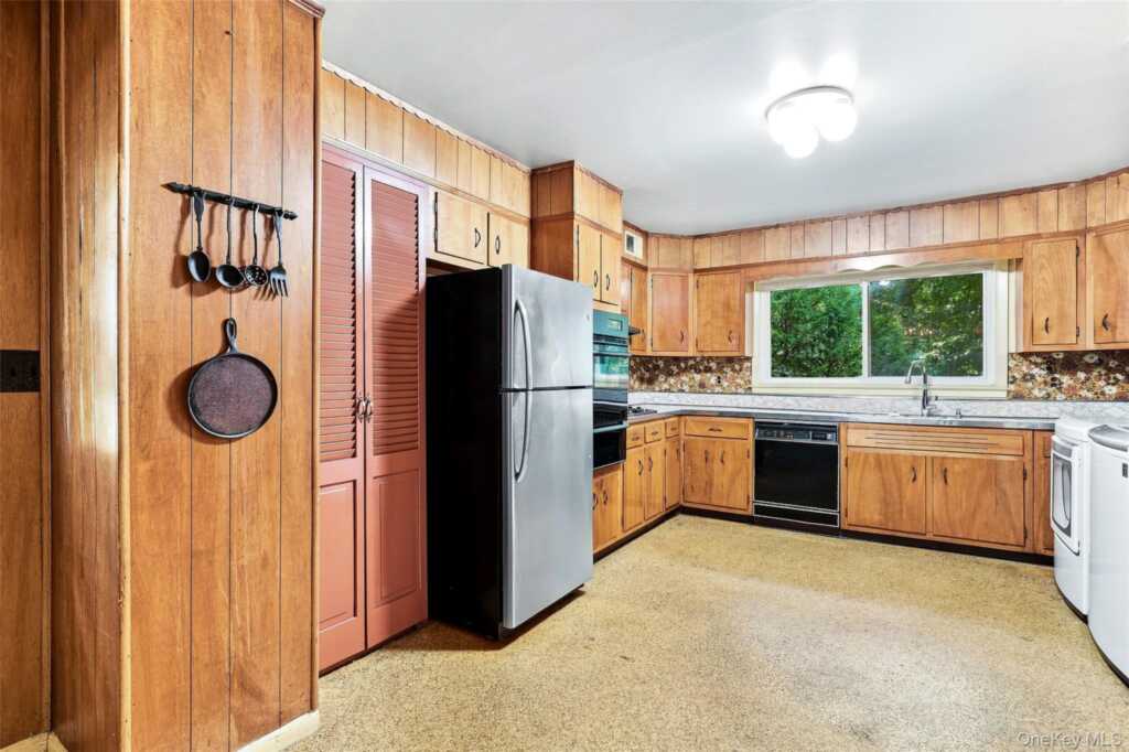 7 Overhill Road, New Rochelle, NY 10804 - Photo 9 of 34
