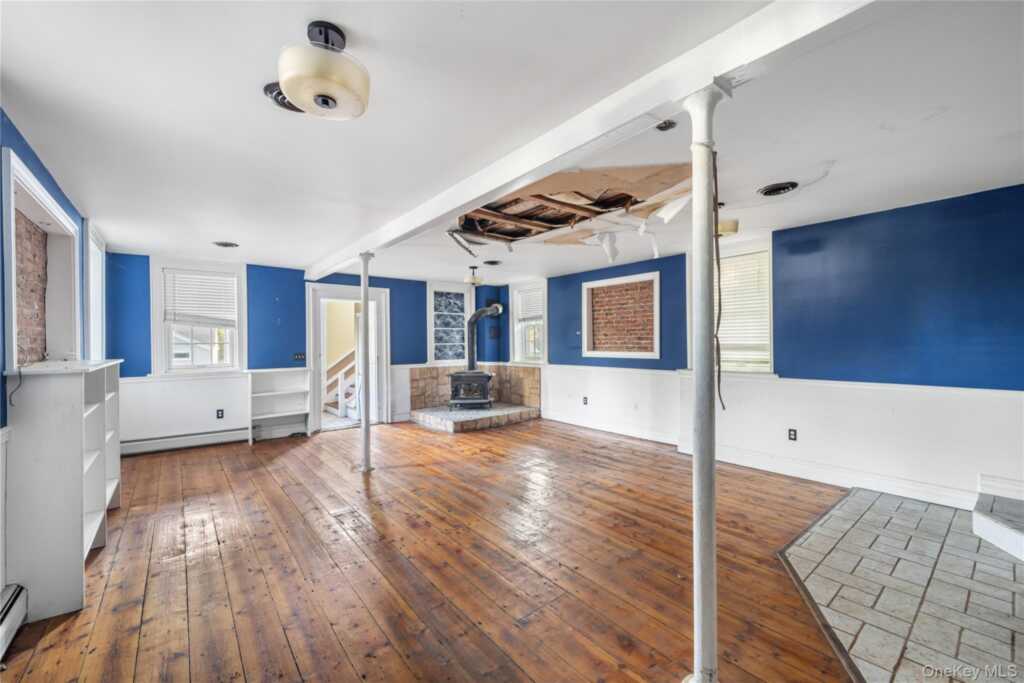 697 S Mountain Road, New City, NY 10956 - Photo 3 of 37