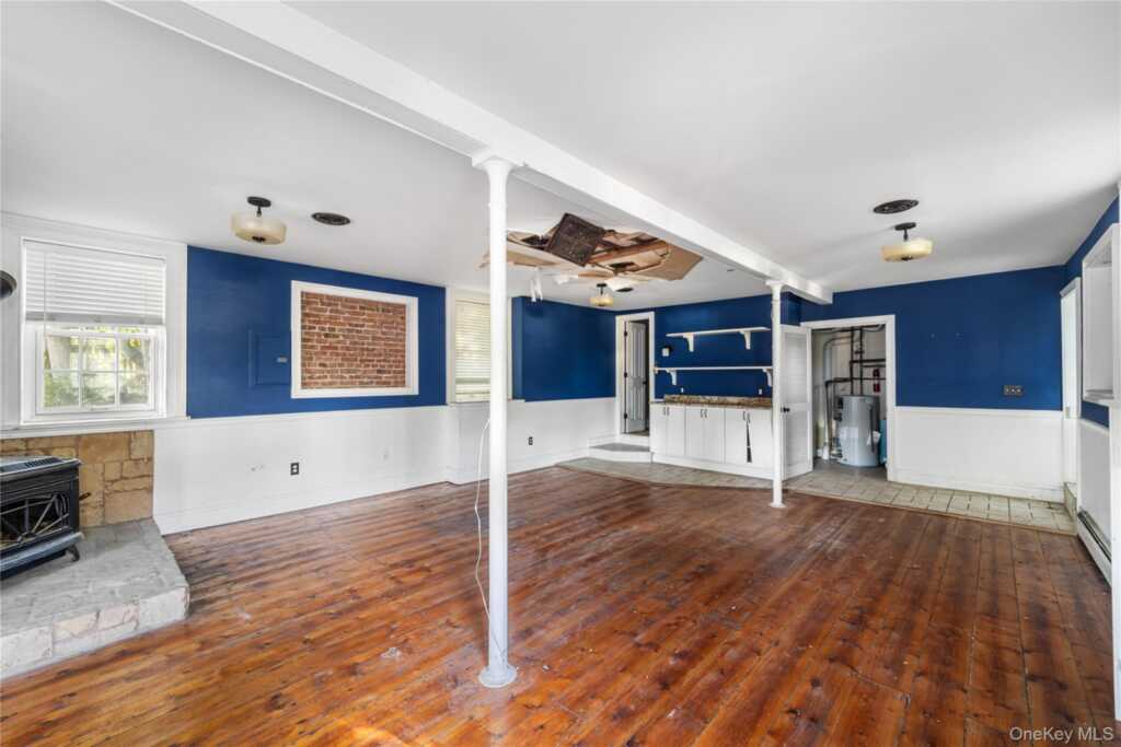697 S Mountain Road, New City, NY 10956 - Photo 4 of 37
