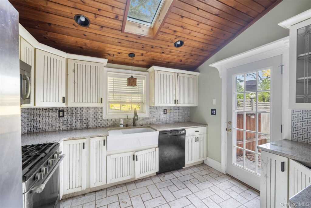 697 S Mountain Road, New City, NY 10956 - Photo 5 of 37
