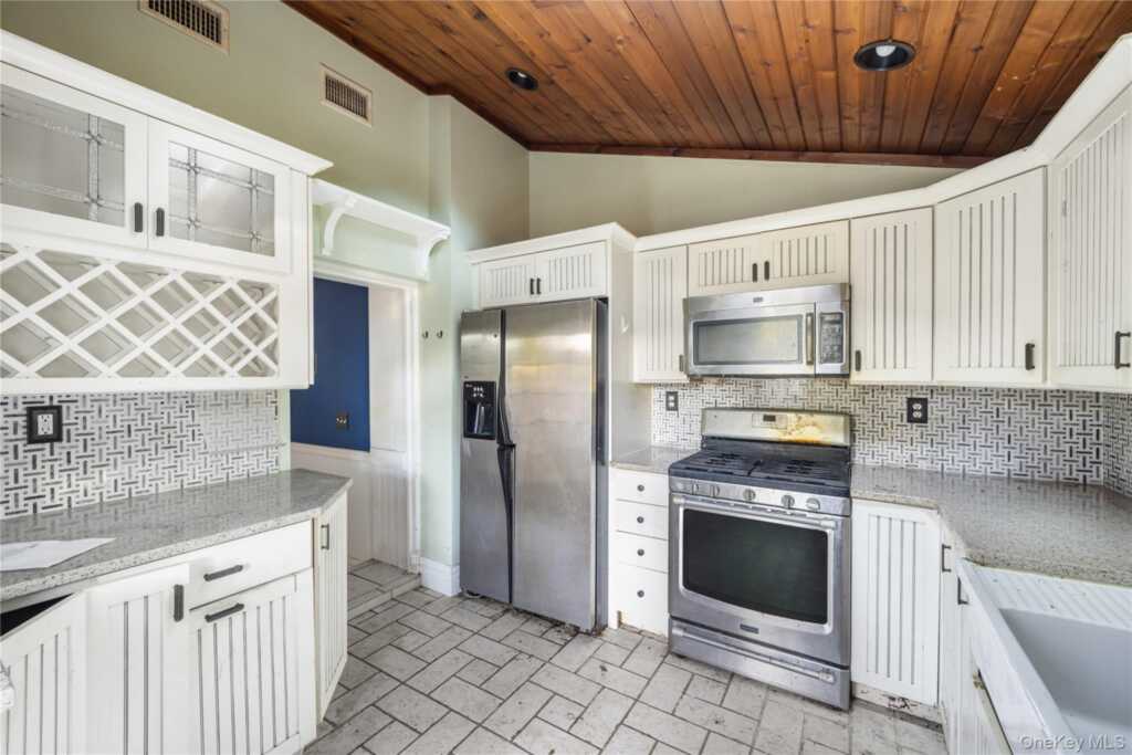 697 S Mountain Road, New City, NY 10956 - Photo 6 of 37