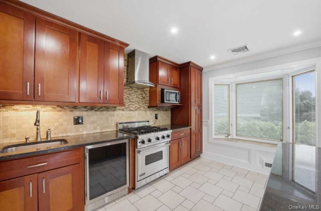87 Woodlawn Avenue, New Rochelle, NY 10804 - Photo 8 of 36