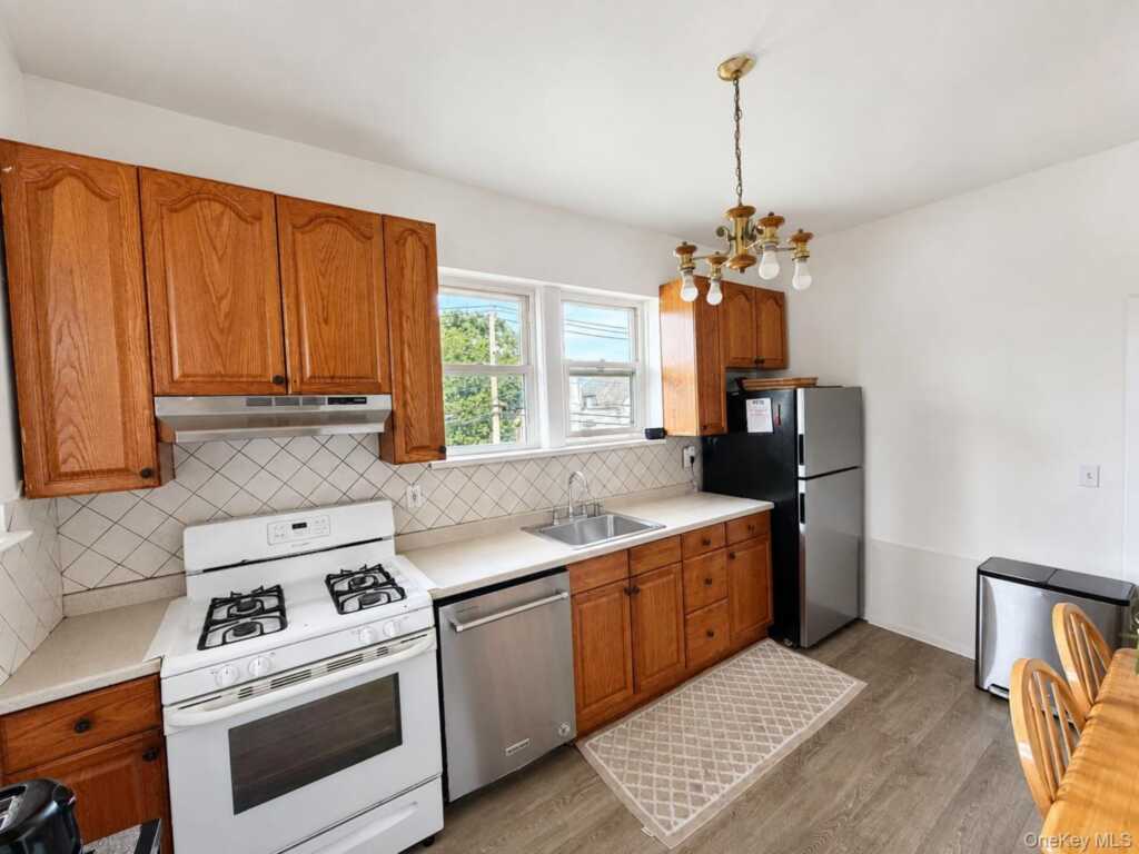 1 Davis Avenue, New Rochelle, NY 10805 - Photo 3 of 22