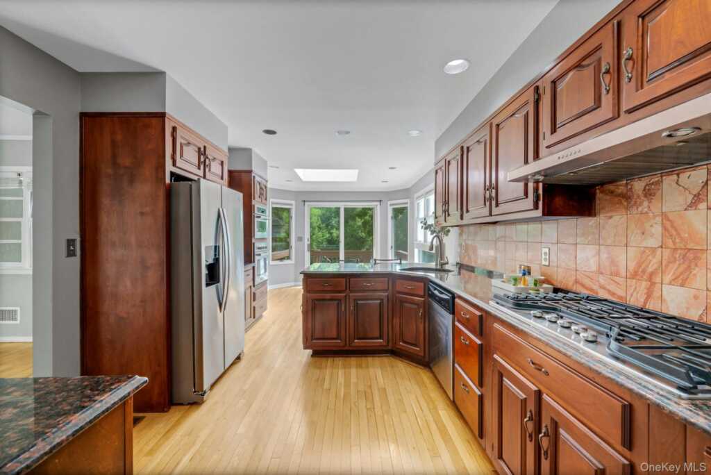 67 Malvern Lane, New Rochelle, NY 10583 - Photo 3 of 30