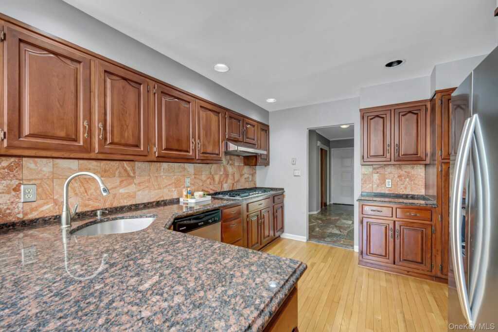67 Malvern Lane, New Rochelle, NY 10583 - Photo 4 of 30