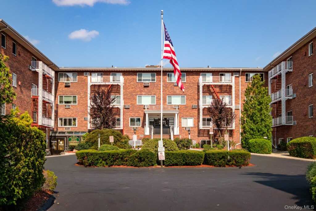 838 Pelhamdale Avenue, Unit #1I, New Rochelle, NY 10801