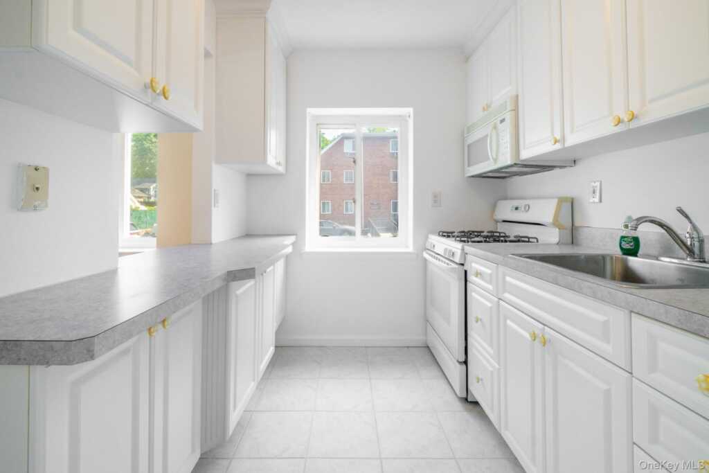 838 Pelhamdale Avenue, Unit #1I, New Rochelle, NY 10801 - Photo 7 of 17