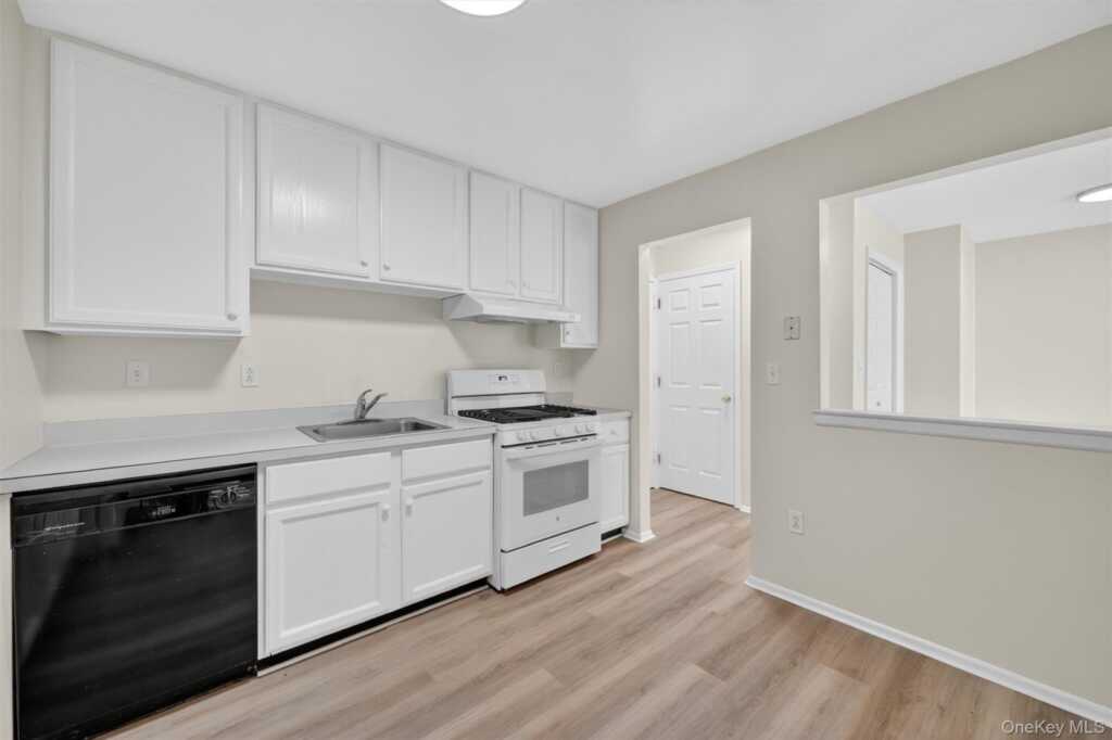 10-12 Chestnut Street, Unit #A202, Suffern, NY 10901 - Photo 4 of 30