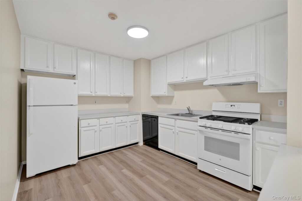 10-12 Chestnut Street, Unit #A202, Suffern, NY 10901 - Photo 6 of 30