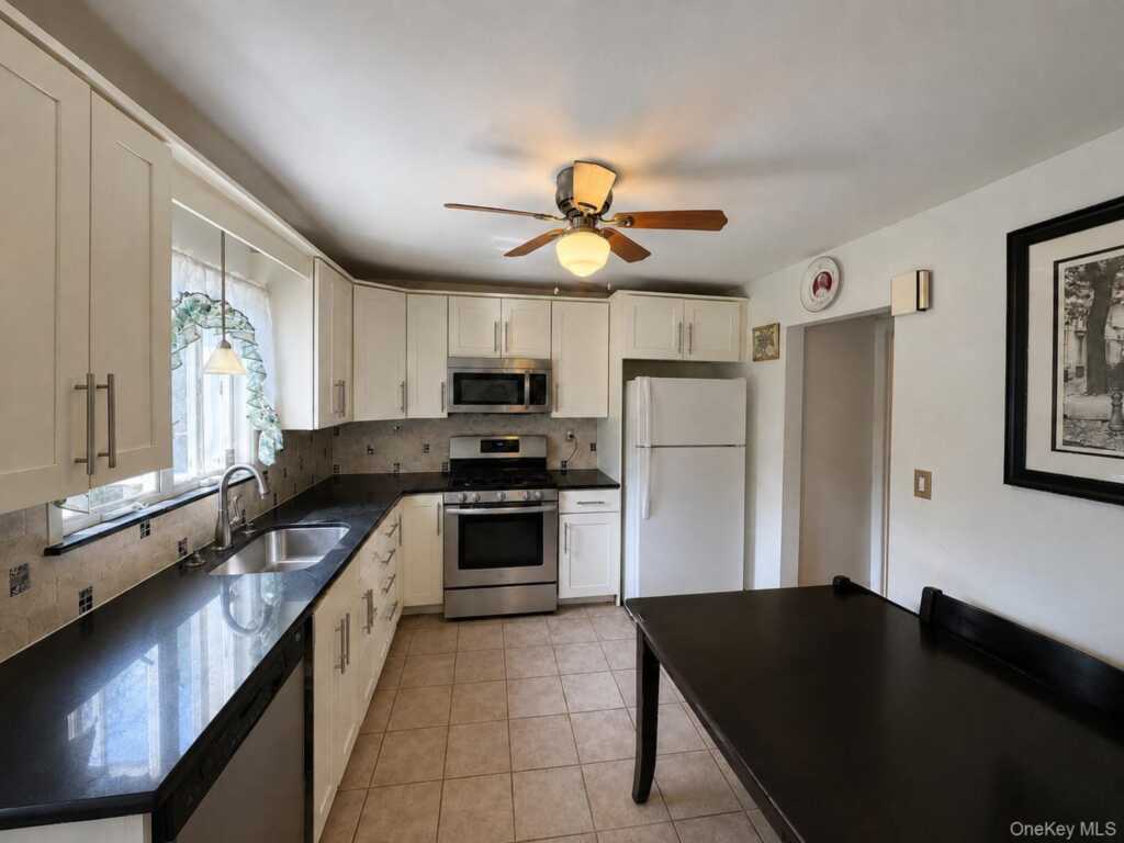 286 Eastchester Road, New Rochelle, NY 10801 - Photo 2 of 21