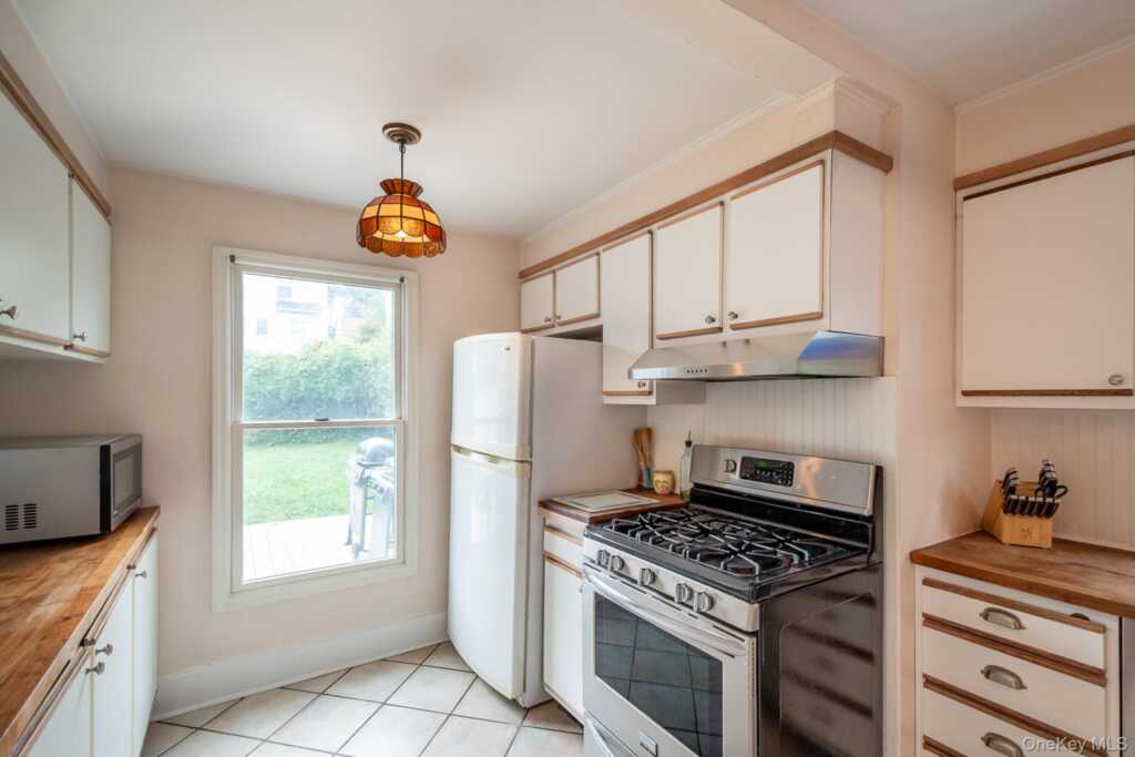 12 Perry Avenue, Rye, NY 10573 - Photo 11 of 30