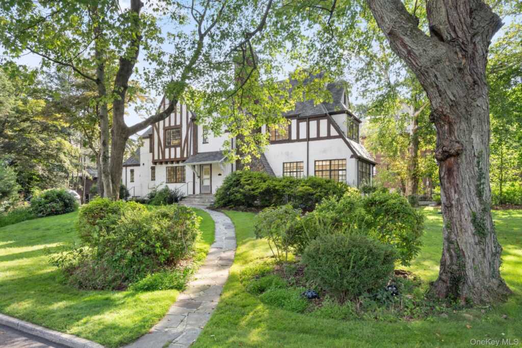 2 Byworth Road, New Rochelle, NY 10804 - Photo 2 of 43