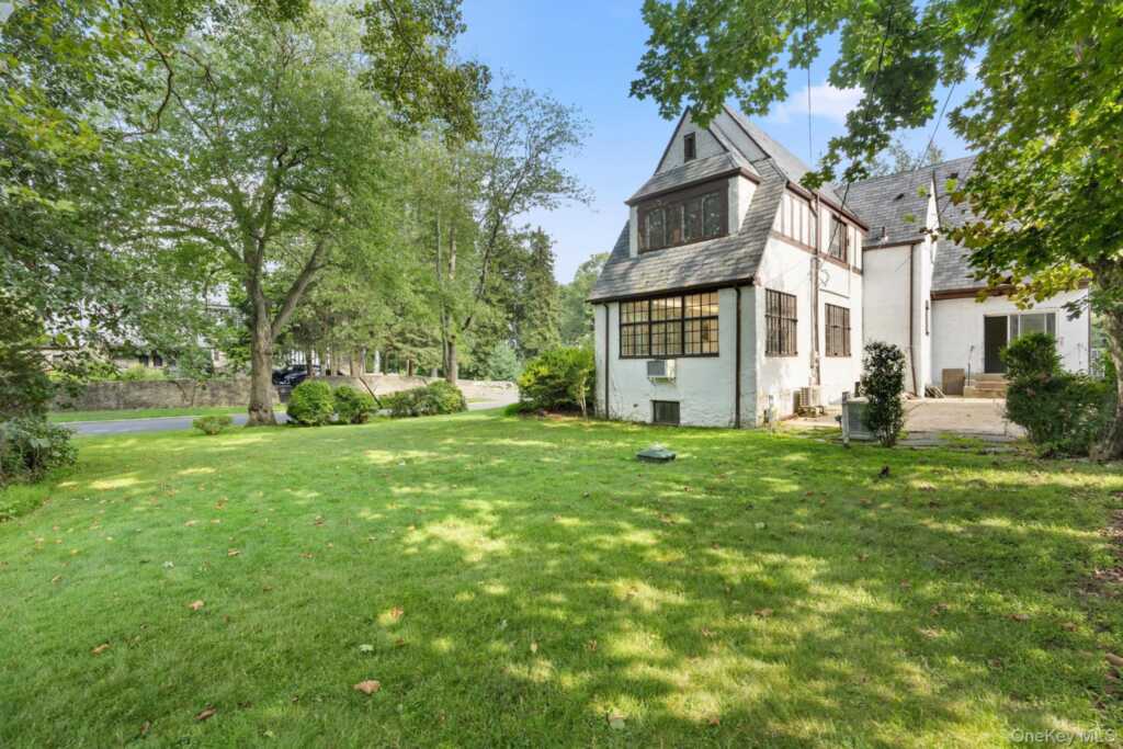 2 Byworth Road, New Rochelle, NY 10804 - Photo 3 of 43