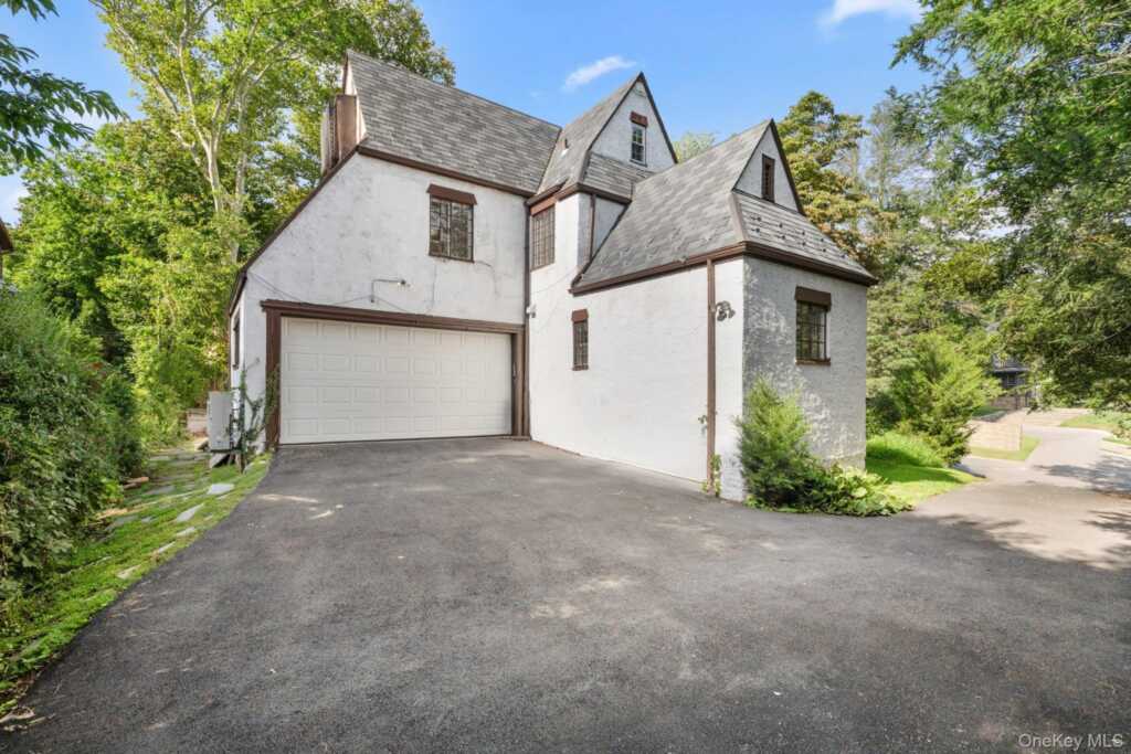 2 Byworth Road, New Rochelle, NY 10804 - Photo 4 of 43