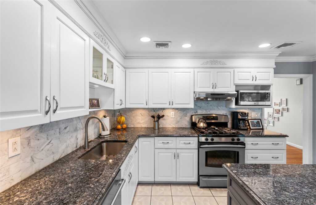 619 Russet Road, Valley Cottage, NY 10989 - Photo 13 of 38