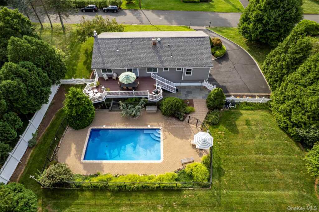 619 Russet Road, Valley Cottage, NY 10989 - Photo 3 of 38