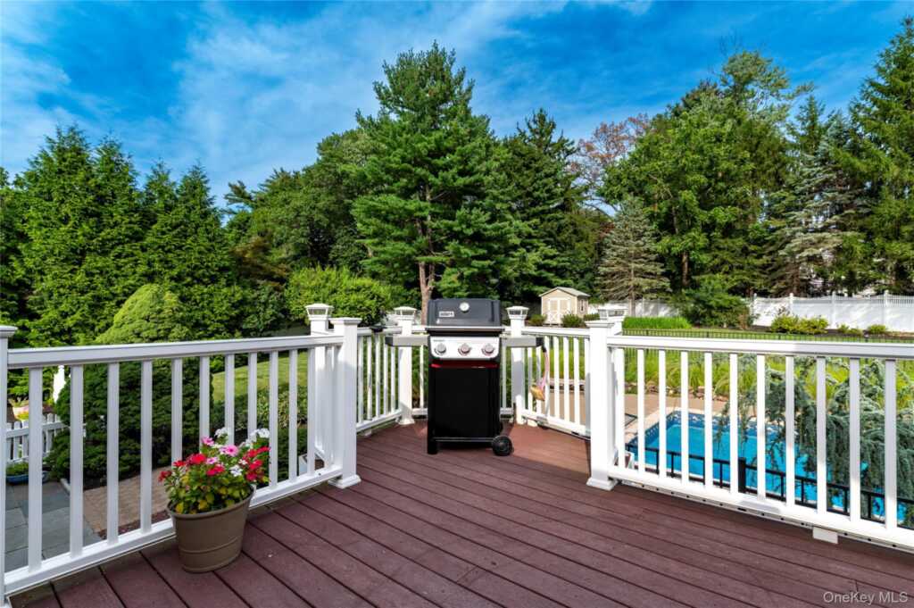 619 Russet Road, Valley Cottage, NY 10989 - Photo 34 of 38