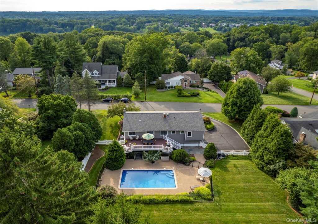 619 Russet Road, Valley Cottage, NY 10989 - Photo 8 of 38