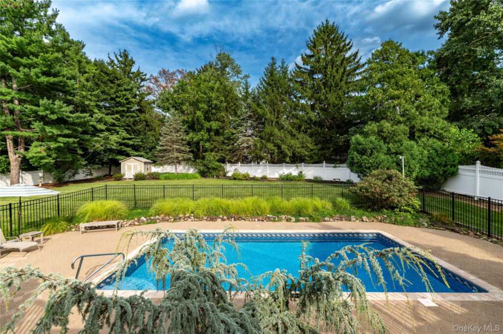 619 Russet Road, Valley Cottage, NY 10989 - Photo 9 of 38