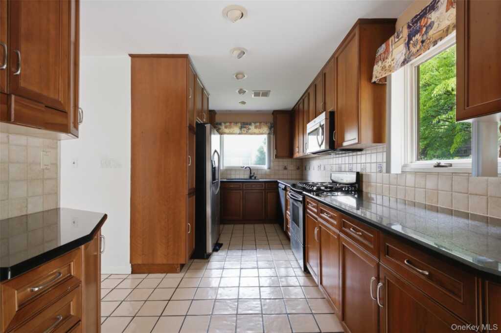 14 Dakota Court, Suffern, NY 10901 - Photo 15 of 35