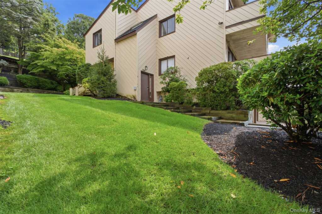 14 Dakota Court, Suffern, NY 10901 - Photo 2 of 35