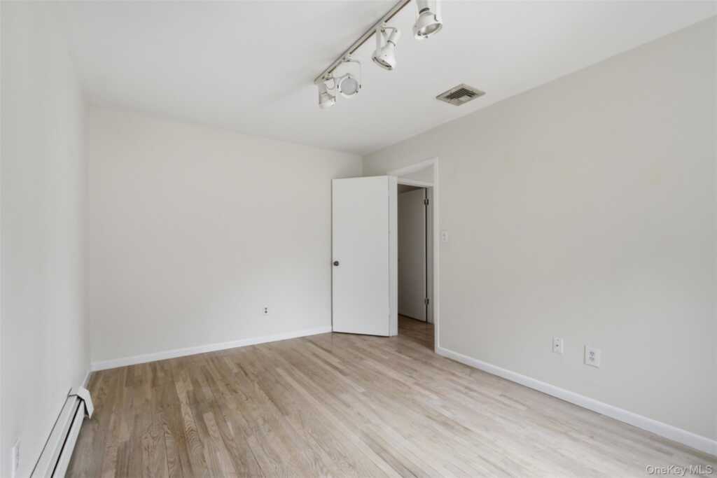 14 Dakota Court, Suffern, NY 10901 - Photo 29 of 35